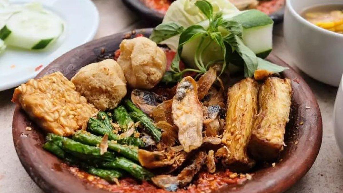 5 Penyetan untuk Makan Malam Enak di Surabaya, Cocok untuk Pencinta Pedas