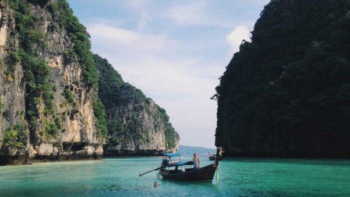 Perahu menuju Maya Bay