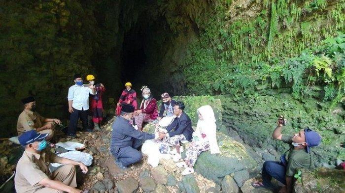 Viral Pernikahan Unik di Dalam Gua Goa Ngingrong Gunungkidul, Satu Toples Belalang Goreng jadi Mahar