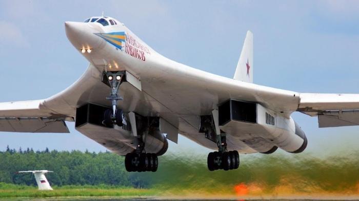 Rusia Berangkatkan 2 Pesawat Pembom Tupolev TU-160 dan 100 Pilot ke Venezuela