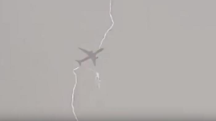 Baru Take Off, Detik-detik Pesawat Terjebak Badai dan Tersambar Kilat Tertangkap Kamera