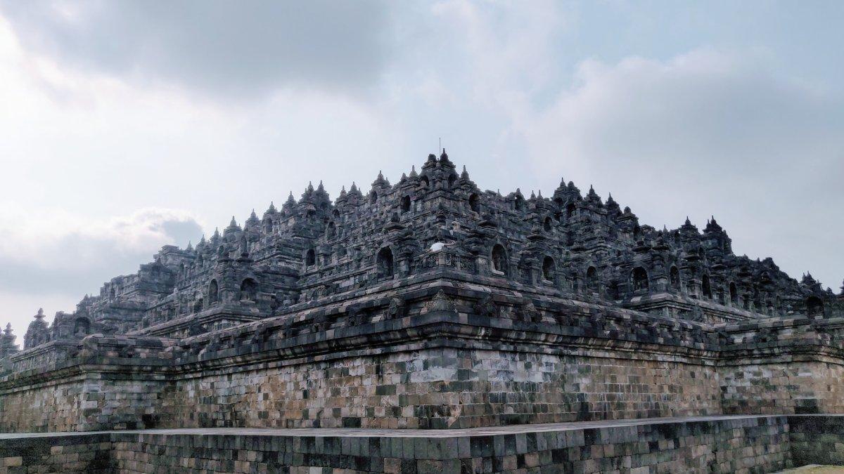 Pesona Candi Borobudur Magelang yang dipenuhi relief kuno.