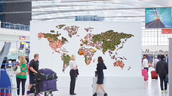 London Heathrow Airport - Datang Sebelum Layu, Peta Dunia di Sini Terbuat dari Berbagai Bunga Segar