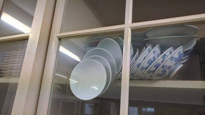 Gara-gara Piring Ambruk di Rak Ibu Ini Jadi Viral, Ternyata Ada Hal Konyol yang Terjadi