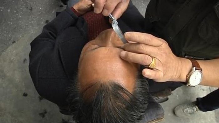 Serem sih, tapi Tradisi 'Potong Mata' Pakai Silet oleh Tukang Cukur di China Ternyata Berkhasiat