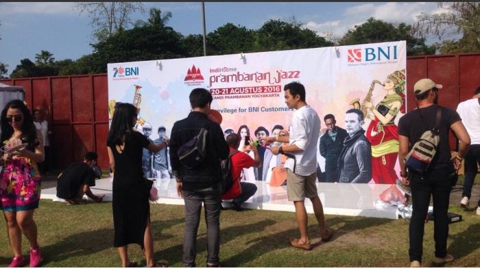 Prambanan Jazz 2016 - Cowok Ini Cium Raisa, Beneran Nggak Ya?