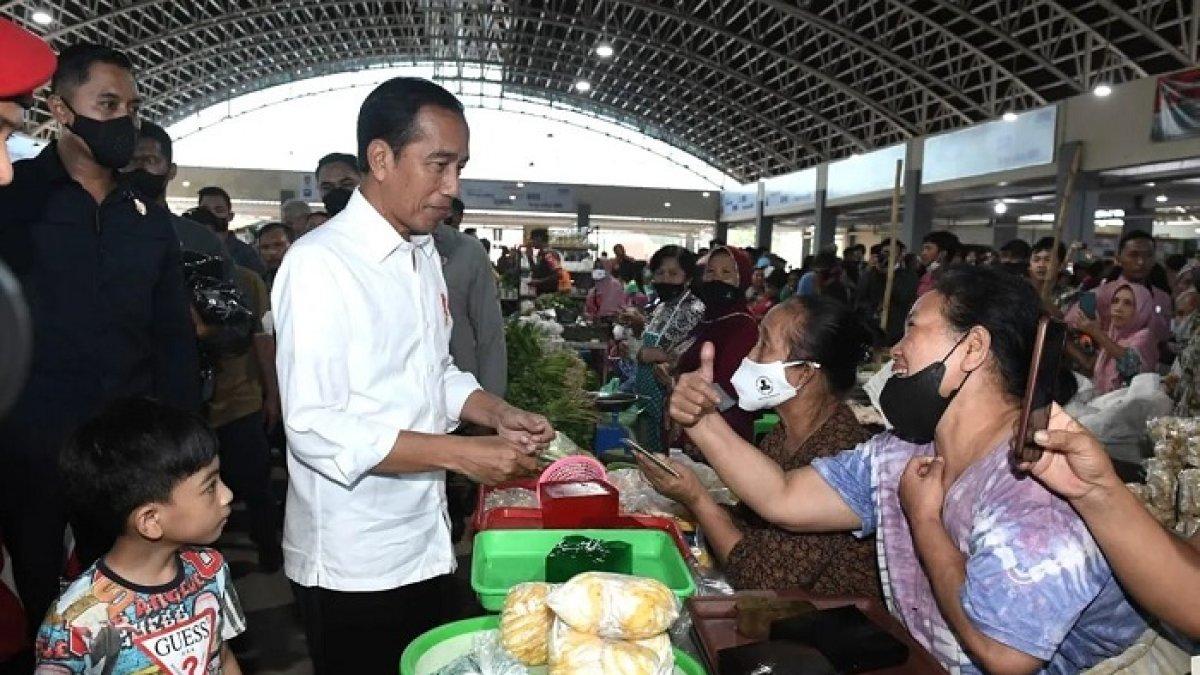 Foto-foto Jan Ethes saat Temani Jokowi Blusukan ke Pasar Legi Solo