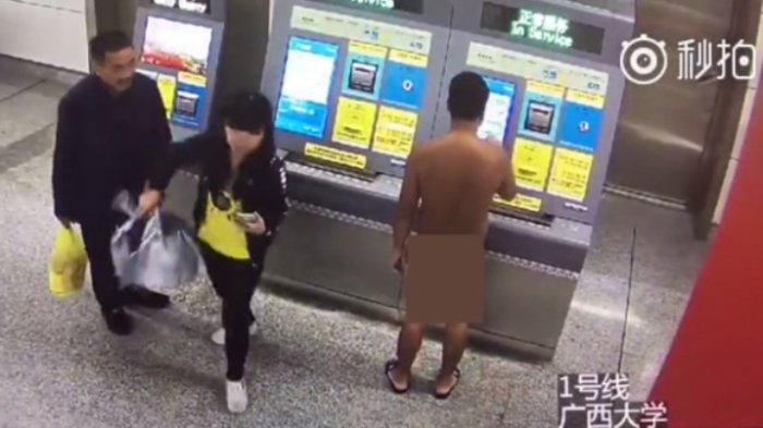 Astaga Naga! Tak Pakai Baju, Pria Ini dengan Santainya Beli Tiket, Lihat Reaksi Orang di Sekitarnya