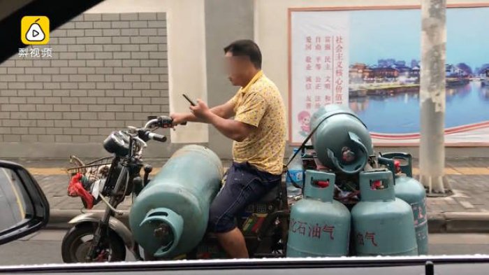Bernyali Tinggi atau Ceroboh? Apa yang Dilakukan Pria di China Ini, Buatmu Geram Campur Kesal