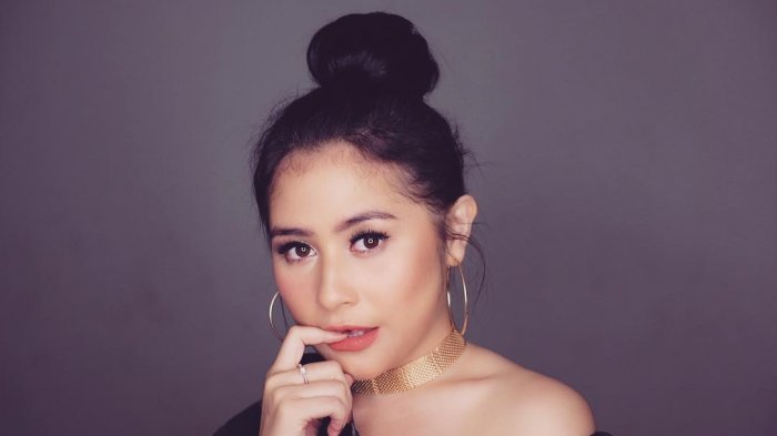 Liburan, 2 Barang Ini Wajib Ada di Tas Prilly Latuconsina