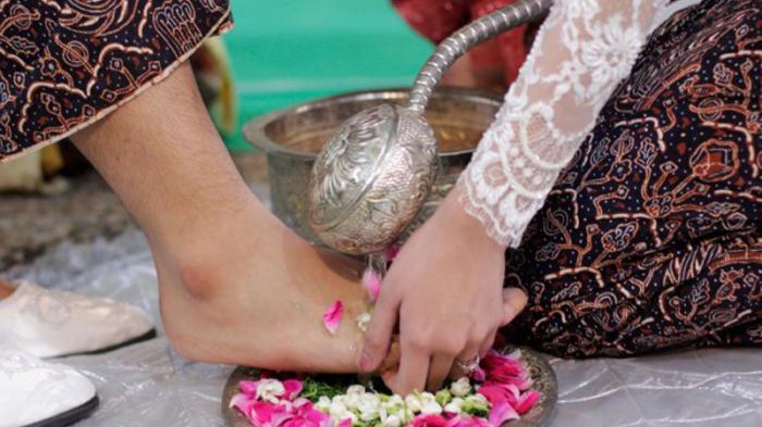 Tak Sekedar Rangkaian Acara, Begini Makna Prosesi Menginjak Telur Pada Pernikahan Adat Jawa