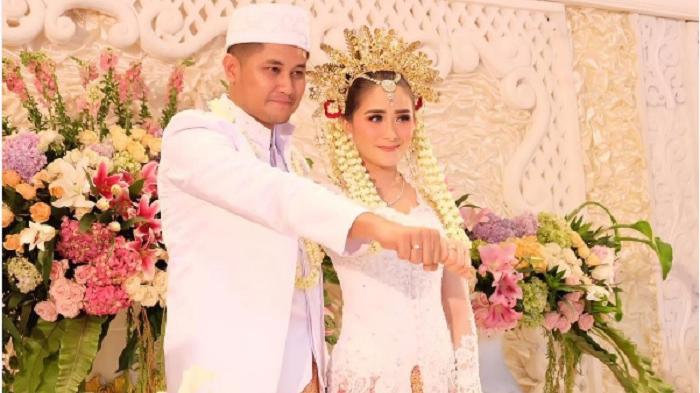 Instagram Ryana Dea - Beri Kejutan, Netizen Malah Heboh dengan Muka Datar Suami