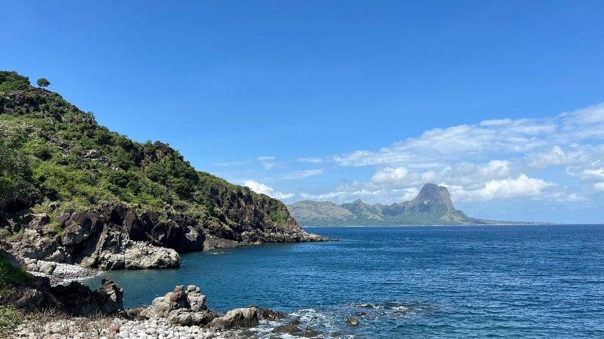 Pulau Mules dilihat dari Desa Dintor, Kabupaten Manggarai, Nusa Tenggara Timur, dalam perjalanan menuju Desa Adat Waerebo, Selasa (25/6/2024).