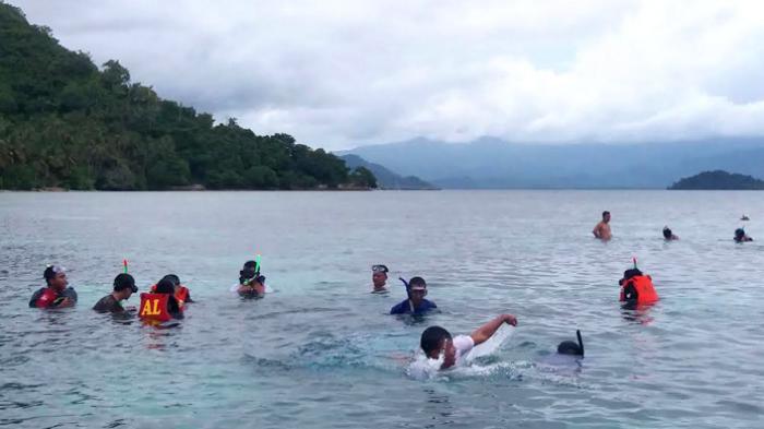 Wisatawan menikmati snorkeling di perairan Pulau Pahawang di Kecamatan Punduh Padada, Kabupaten Pasawaran, sebuah kawasan yang masuk daerah selatan Lampung.