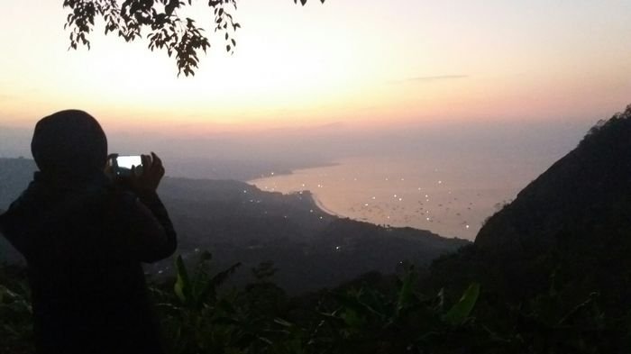Menikmati indahnya matahari terbit di Puncak Habibie di Desa Pasirbaru, Kecamatan Cisolok, Palabuhanratu.