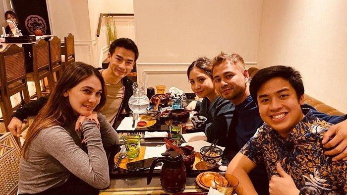 Liburan Artis - Potret Raffi Ahmad dan Nagita Slavina Makan Malam Bareng Luna Maya di Tokyo