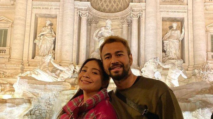 Liburan Artis - Masih di Italia, Raffi Ahmad dan Nagita Slavina Lempar Koin ke Air Mancur Trevi