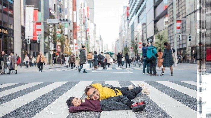 Liburan Artis - Car Free Day di Ginza Jepang, Raffi Ahmad dan Rafathar Foto Tiduran di Zebra Cross