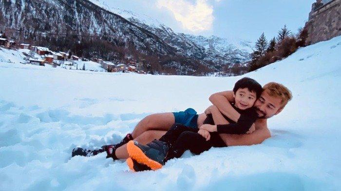 Liburan Artis - Liburan Musim Dingin di Swiss, Raffi Ahmad Ajak Rafathar Tiduran di Atas Salju