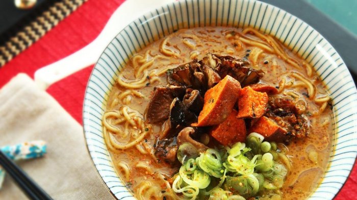 Bukan Disuap Menggunakan Sendok, Kenapa Makan Ramen Dianjurkan untuk Diseruput?