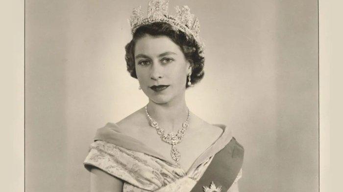 Warga Padati Istana Buckingham & Tangisi Wafatnya Ratu Elizabeth II, God Save the Queen Berkumandang