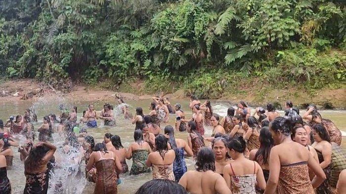 Ratusan Wanita di Lebak Turun ke Sungai, Mandi Bersama Dalam Tradisi Neres