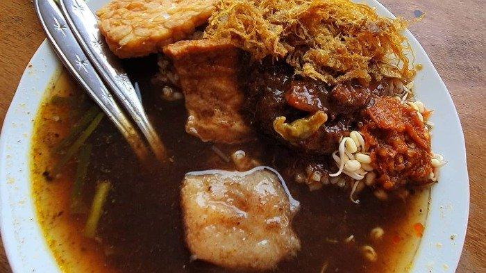 Rawon Pak Pangat Wonokromo, satu tempat makan legendaris di Surabaya, Jawa Timur.