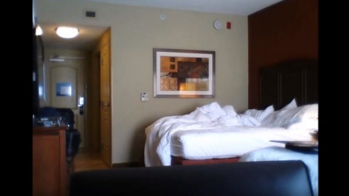 Tinggalkan Kamera Laptop yang Masih Menyala, Tamu Hotel Ini Rekam Hal Mengejutkan di Kamarnya