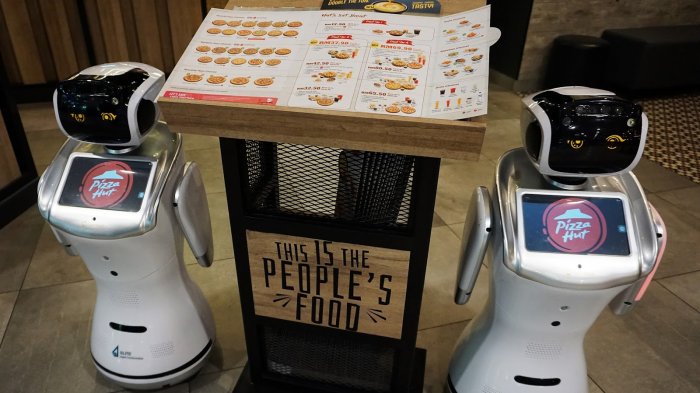 Tak Hanya di Jepang! Robot Canggih Juga Bisa Traveler Temukan di Pizza Hut Jakarta, Bisa Joget Lho