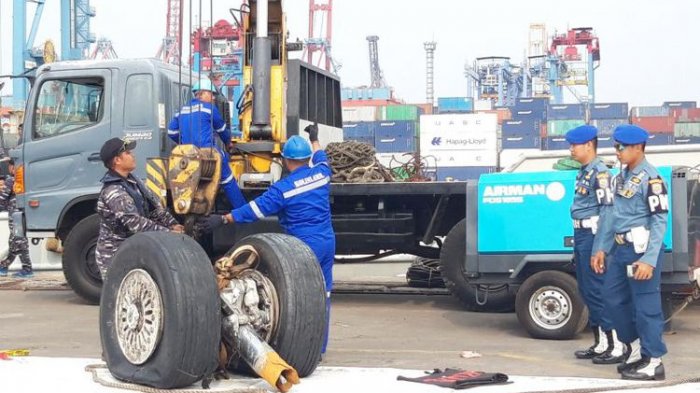 Dibawa Menggunakan KRI Banda Aceh, Roda pesawat Lion Air JT 610 Tiba di Tanjung Priok