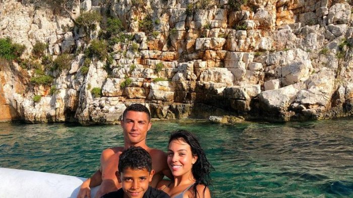 Liburan di Resor Mewah Yunani, Cristiano Ronaldo Tinggalkan Tip Rp 300 Juta untuk Staf Hotel