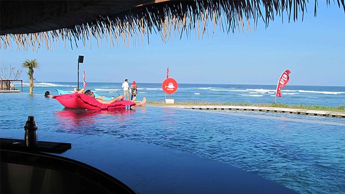 Roosterfish Beach Club, Perpaduan Kuliner Unik dengan Pemandangan Pantai Pandawa yang Eksotis