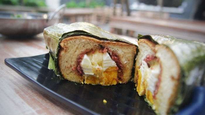 Kuliner Jogja - Dilapisi Daun Pisang, Roti Bakar di Kota Gudeg Ini Hadirkan Nuansa Tradisional