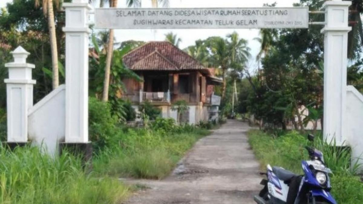 Gerbang masuk lokasi rumah limas 100 tiang di Desa Sugih Waras Kecamatan Teluk Gelam Kabupaten Ogan Komering Ilir (OKI),Sumatera Selatan.