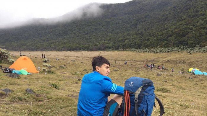 Batal Nikah dengan Gadis 19 Tahun, Artis Ganteng Ini Pilih Naik Gunung, Netizen: Judulnya Nasib Mas