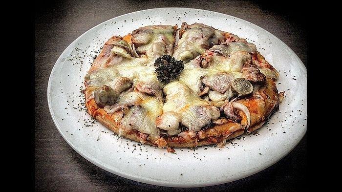 Meat Pizza, Menu Nikmat Bertesktur Tebal Ala Homemade