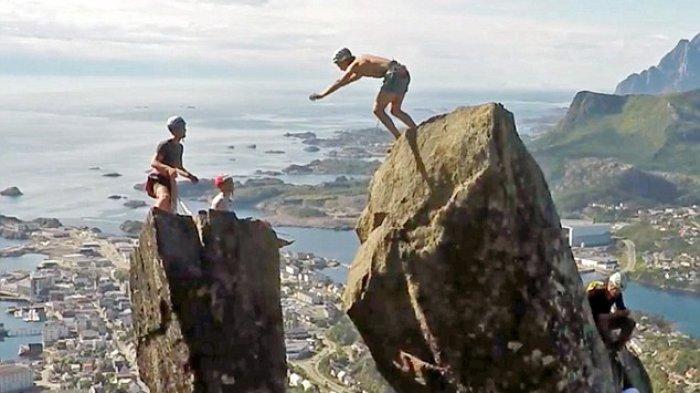 OMG! Pemuda Ini Salto di Antara 2 Batu pada Ketinggian 350 M, Adegan Selanjutnya Bikin Menjerit