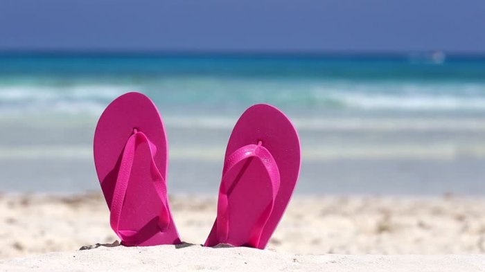 5 Jenis Alas Kaki yang Sebaiknya Tidak Dipakai Saat Traveling, Jangan Pakai Sandal Jepit!