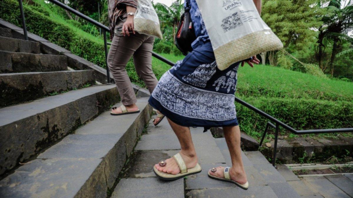 TWC Lakukan Uji Coba Sandal Upanat untuk Naik Candi Borobudur, Bagaimana Kesan Wisatawan?