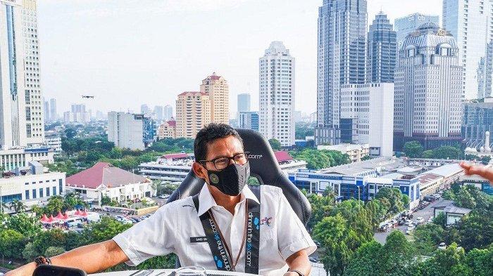Potret Sandiaga Uno Coba Wahana Lounge In The Sky yang Lagi Hits di Jakarta Selatan