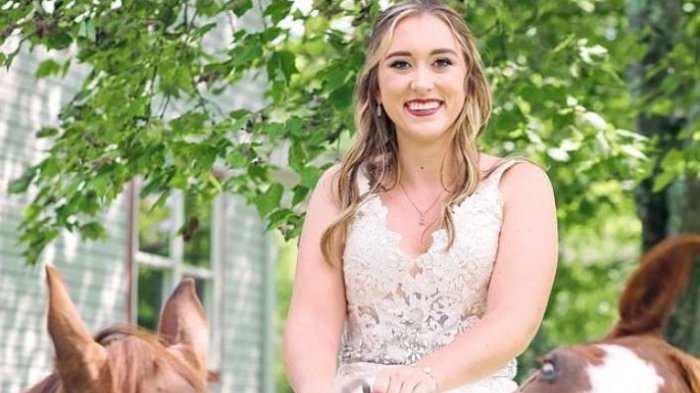 Photobomb Kuda Saat Sesi Foto Pengantin Ini Bikin Siapapun Ikut Nyengir, Lihat Saja Ekspresinya
