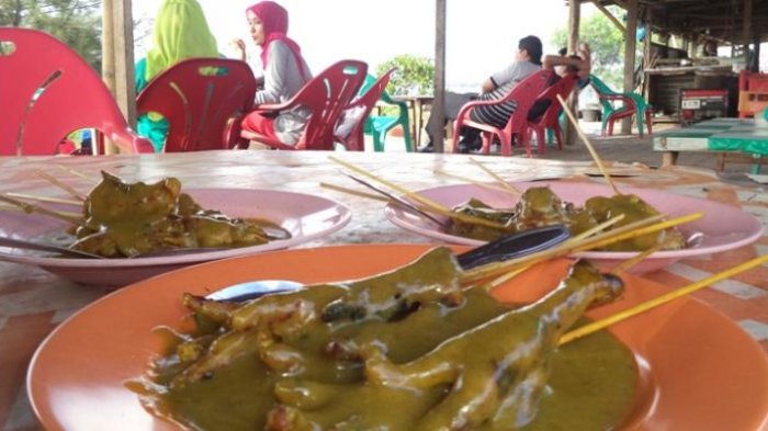 Kuliner Bengkulu - Makan Sate Ceker di Tepi Pantai Jakat, Gurihnya Kuah Kuning Bikin Kangen!