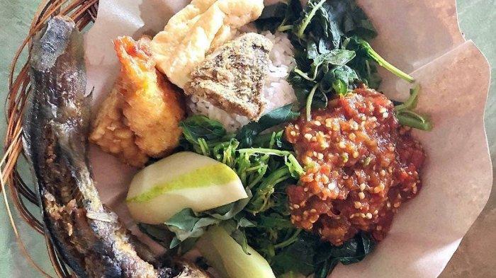Sego Tempong Mbok Nah, kuliner yang wajib dicoba selagi liburan ke Banyuwangi.
