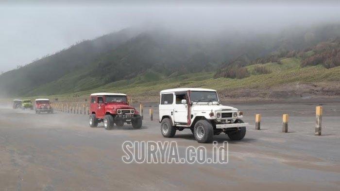 Sejumlah jeep melintas di kawasan Gunung Bromo, TNBTS, Kabupaten Probolinggo. Traveler yang ingin liburan ke Bromo bareng pasangan, bisa menyimak itinerary 2 hari 1 malam dengan bujet Rp 1,4 jutaan berikut.