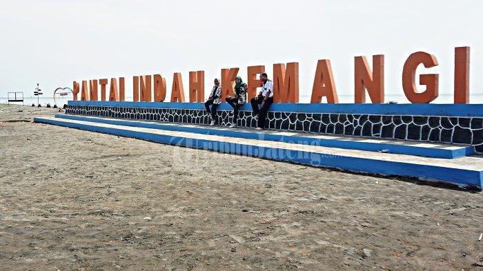 Sejumlah pengunjung sedang berfoto di lokasi Pantai Indah Kemangi Kendal.