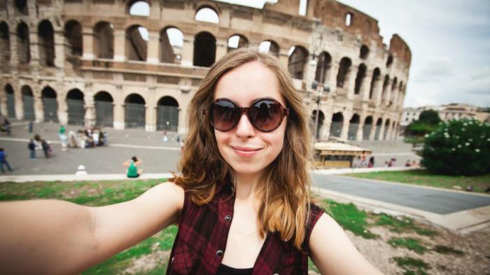 Tripod Hingga Aplikasi Selfie, 4 Hal Ini Perlu Kamu Perhatikan Agar Potret Travelingmu Makin Keren