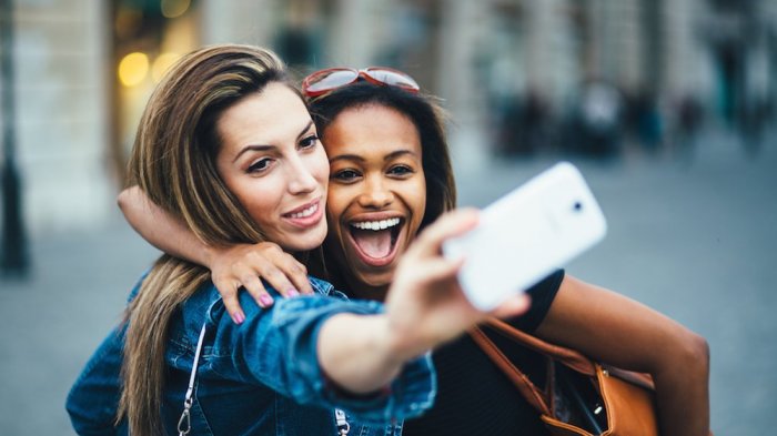 Merasa Punya Wajah Tak Fotogenik? Ini 10 Cara Agar Terlihat Sempurna di Depan Kamera