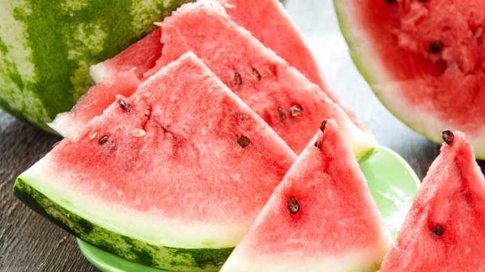 3 Trik Memilih Buah Semangka yang Matang dan Segar, Pertama-tama Timbang Beratnya