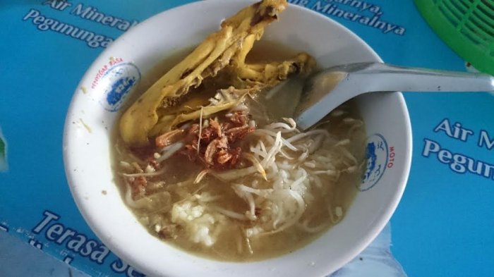 Semangkuk soto kemiri, makanan khas Pati dengan taburan toge, bawang goreng, dan sepotong ayam goreng.