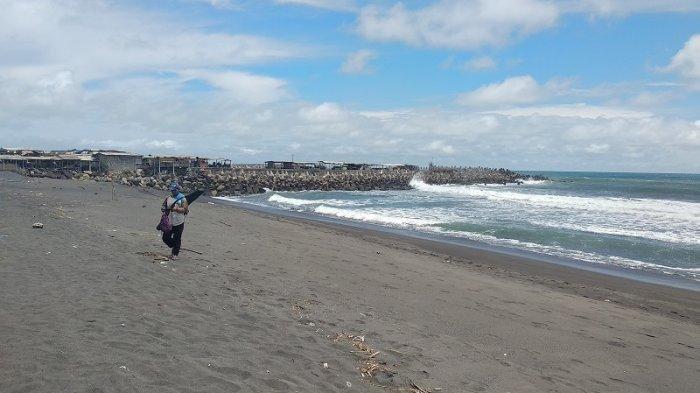 Seorang pemancing berjalan di tepian Pantai Glagah, Kecamatan Temon, Kulon Progo, belum lama ini. Selain untuk wisata, pantai tersebut juga termasuk lokasi favorit untuk memancing ikan.